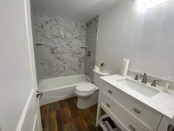 Hamilton, MA 01982,40 Lake Dr