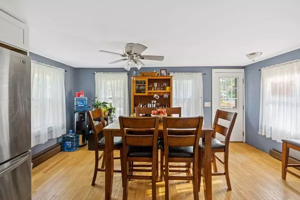 Acushnet, MA 02743,372 Middle Rd