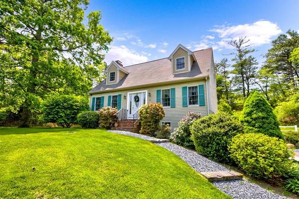 11 Hillcrest Dr, Bourne, MA 02532