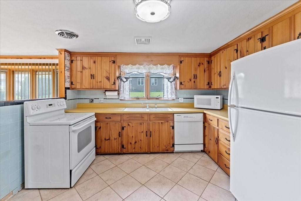 Ludlow, MA 01056,15 Bucknell St