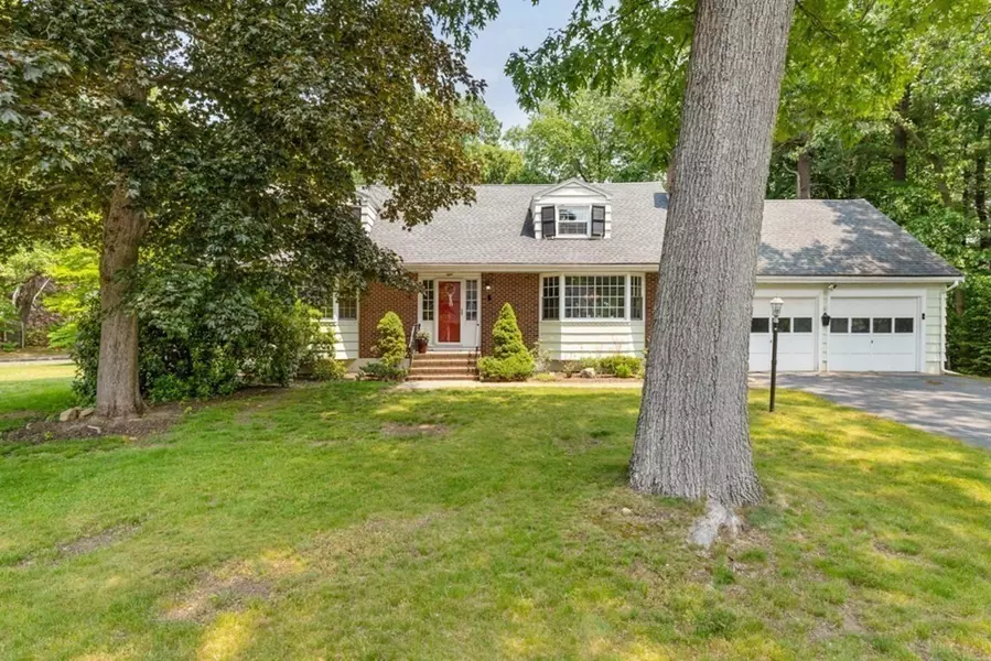 8 Candlewood Rd, Lynnfield, MA 01940