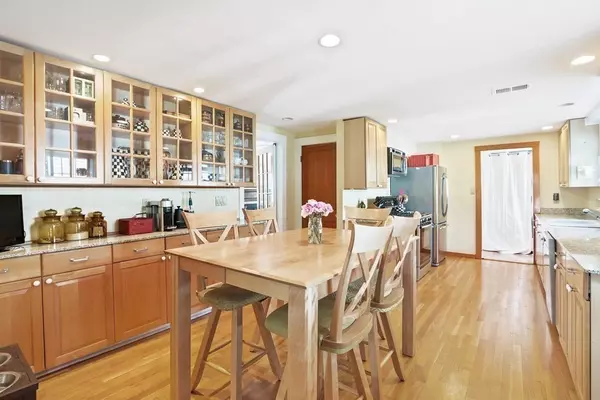 Newton, MA 02461,115 Oakdale Rd