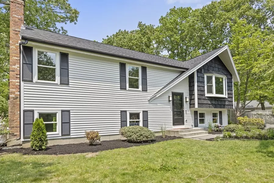 12 Barrows Ct, Norton, MA 02766