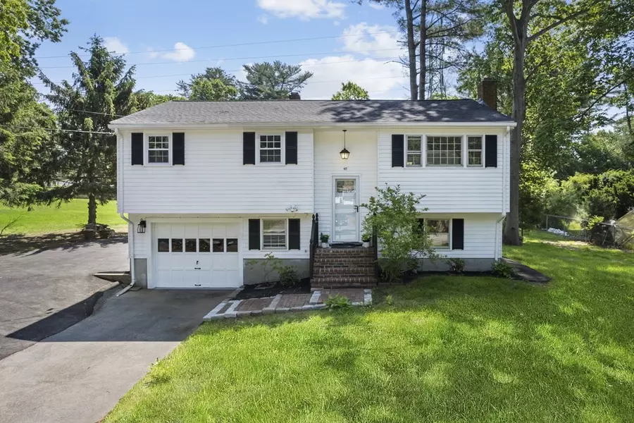49 Elizabeth Dr, Raynham, MA 02767