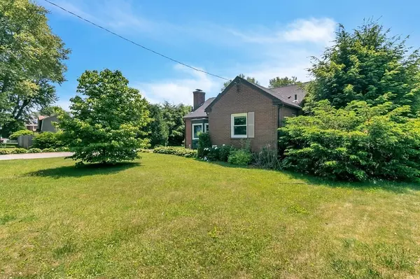 Agawam, MA 01001,35 Lealand