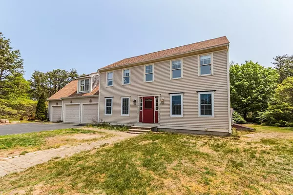 17 Cransbourne Circle, Mashpee, MA 02649