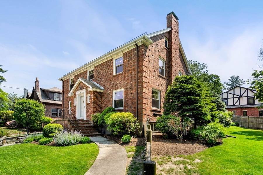 690 Newton St, Brookline, MA 02467