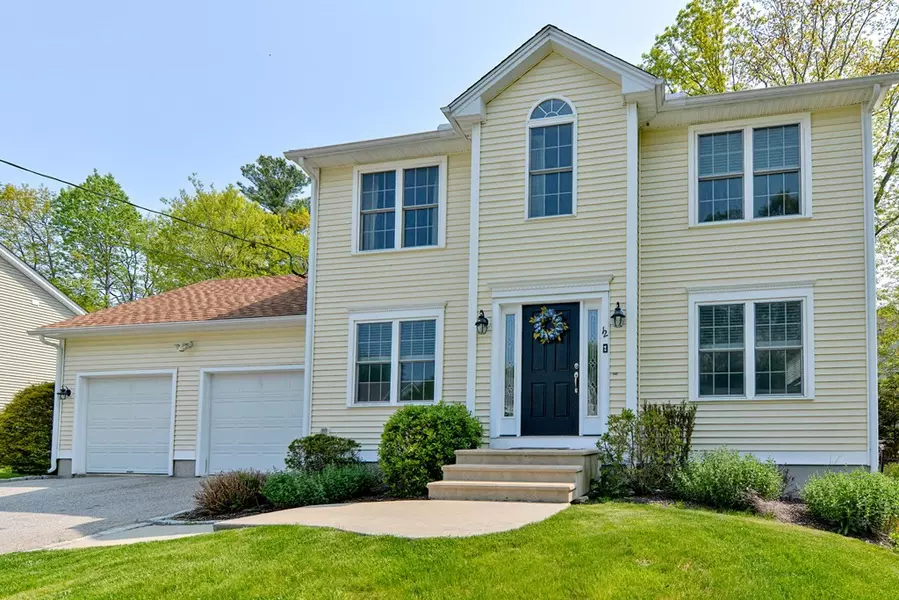 12 Hickory Rd, Cumberland, RI 02864