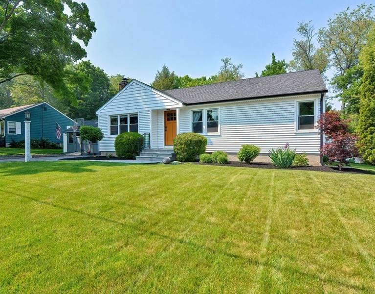 8 Maple Cir, Westborough, MA 01581