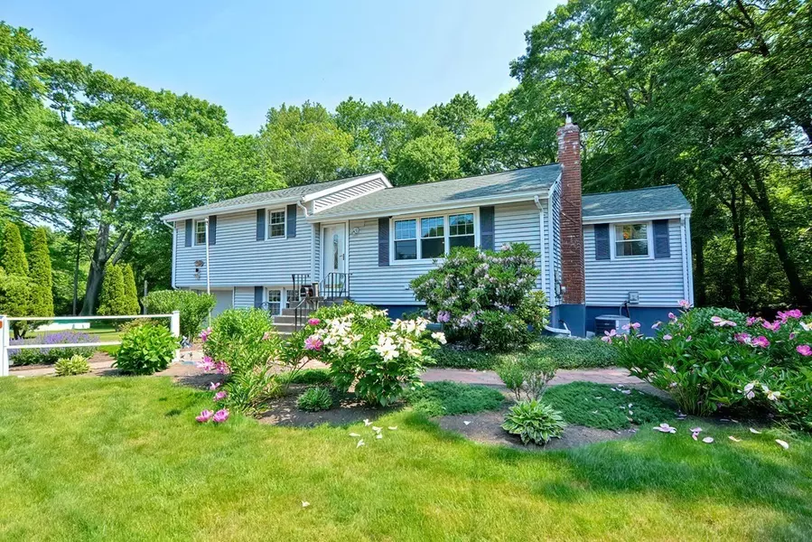 13 Morningside Dr, Norwood, MA 02062