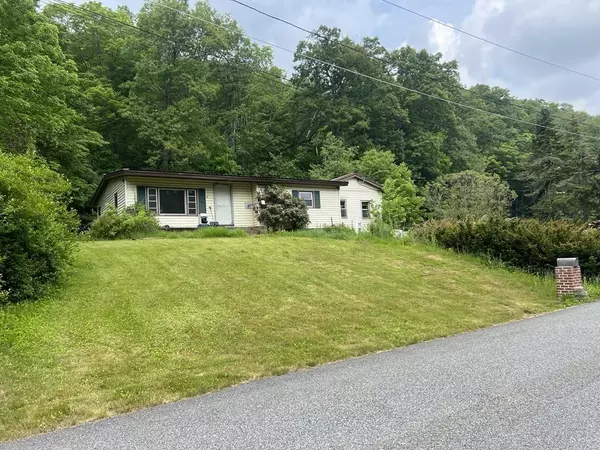 8 Hillside Dr, Brimfield, MA 01010