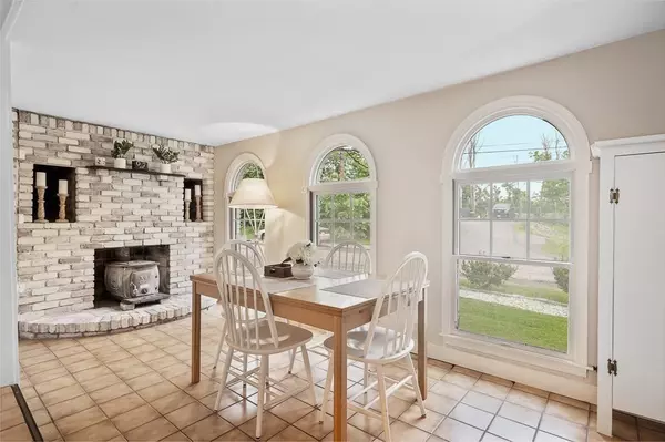 Sutton, MA 01590,7 Cole Ave