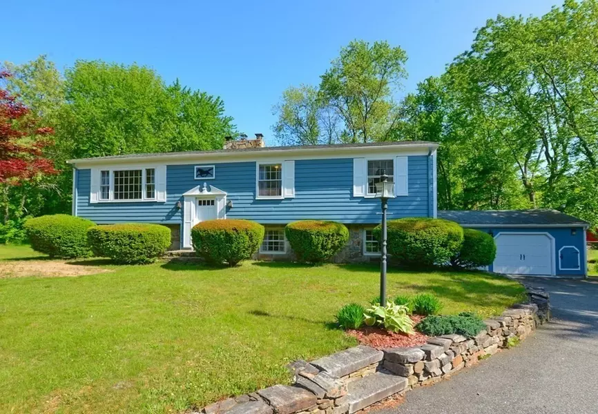 9 Pinecrest Dr, Glocester, RI 02857