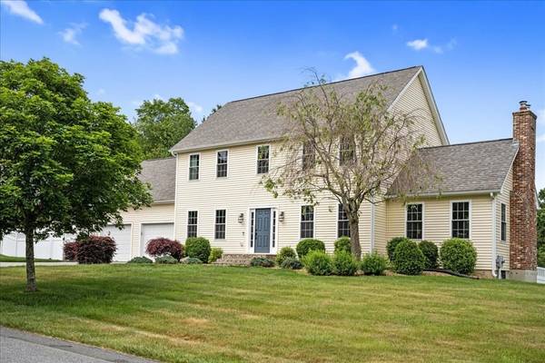 2 Harding Ln, Sturbridge, MA 01518