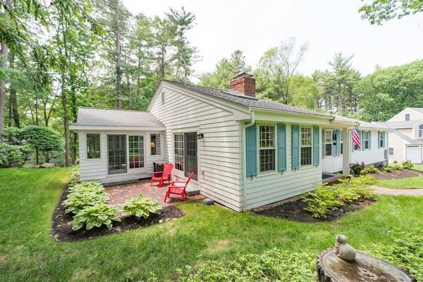 Medfield, MA 02052,5 Crest Cir