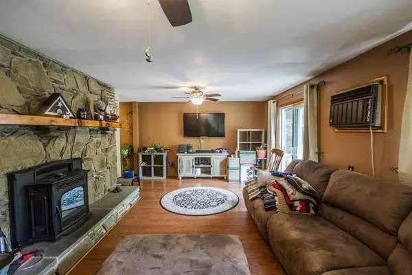 Douglas, MA 01516,90 Maple St