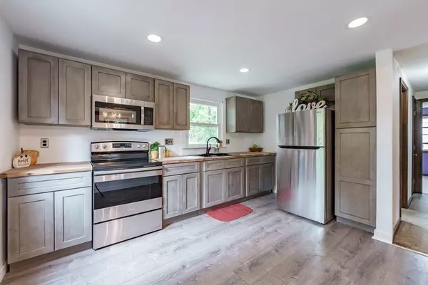 22 Hunting Ln, Agawam, MA 01001