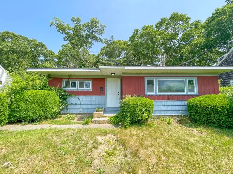 37 Wamsutta Ave, Acushnet, MA 02743