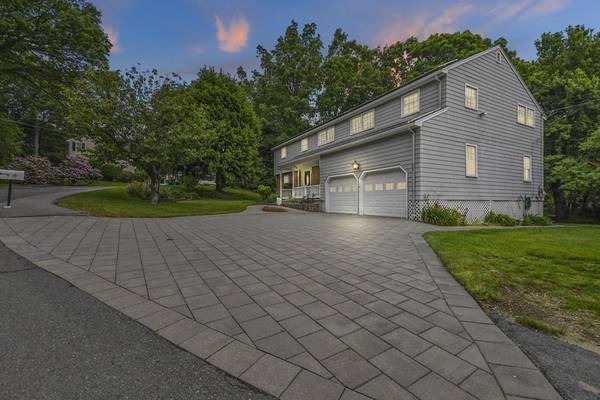 15 Independence Dr, Woburn, MA 01801