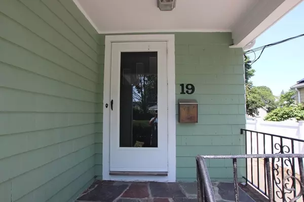 Saugus, MA 01906,19 Greenwood Ave