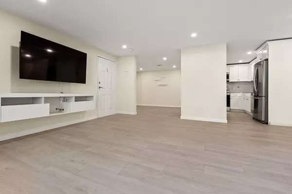 Peabody, MA 01960,15 Bourbon St #63