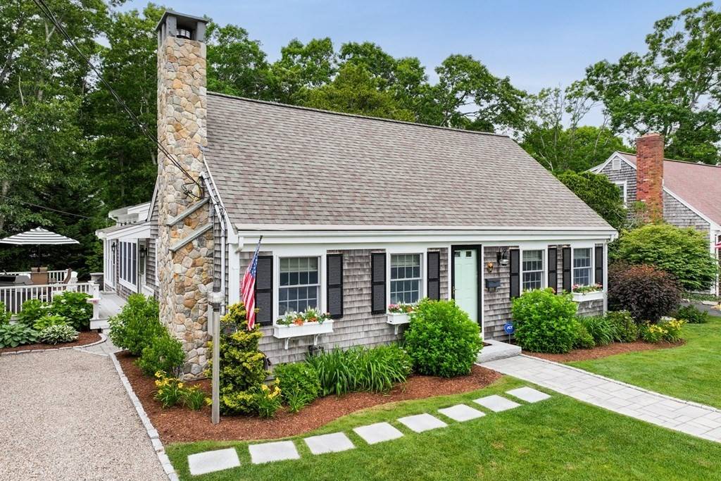 92 Lucerne Ave, Falmouth, MA 02540