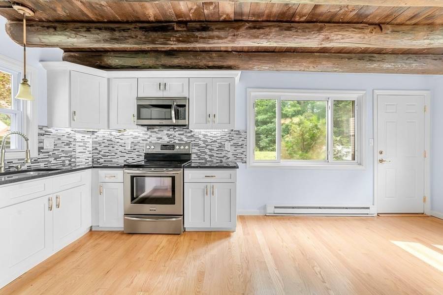 112 Lakeshore Dr, Holliston, MA 01746