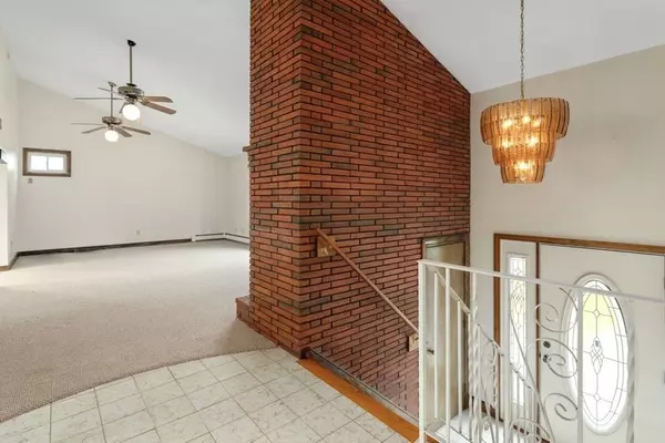 Saugus, MA 01906,7 Indian Rock Dr