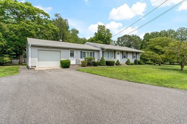 12 Bear Hill Rd, Seekonk, MA 02771