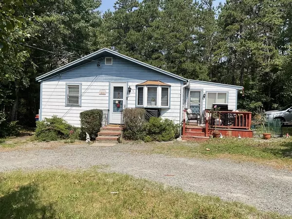 76 Wareham Lake Shore Dr, Wareham, MA 02538