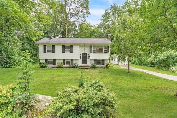 8 North Drive, Sturbridge, MA 01518