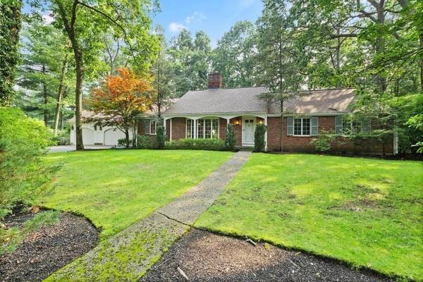 24 Bishops Lane, Lynnfield, MA 01940