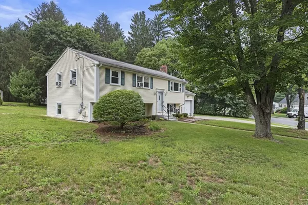 Walpole, MA 02081,14 Conifer Dr