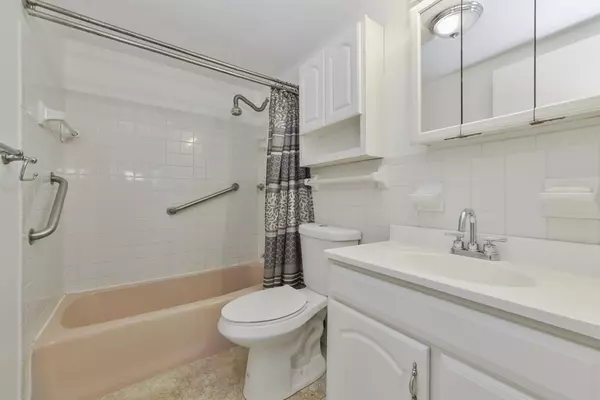 Randolph, MA 02368,59 Highland Glen Dr #303