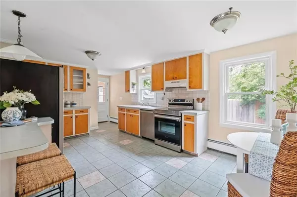 Barrington, RI 02806,6 Caldarone St
