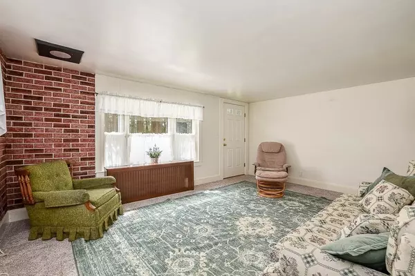 Carver, MA 02330,7 West St