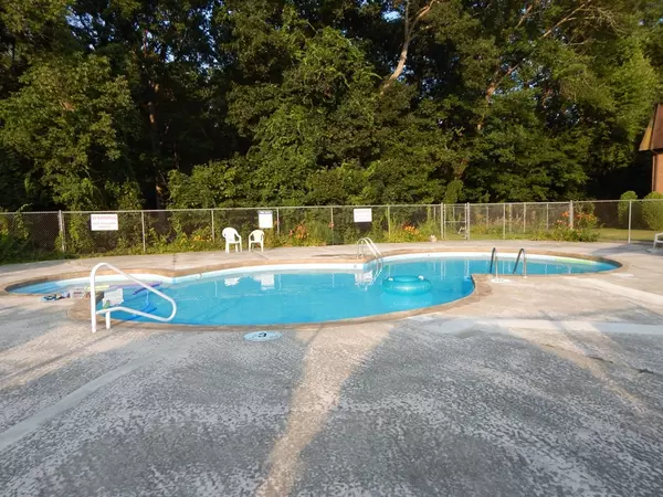 Taunton, MA 02780,816 County St #9