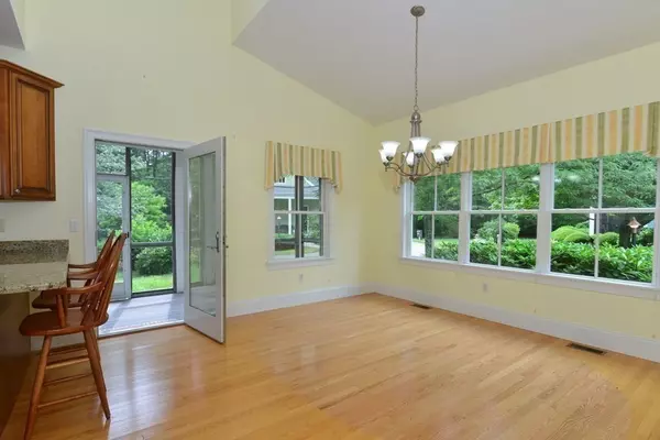 Rochester, MA 02770,15 Hathaway Pond Cir #15