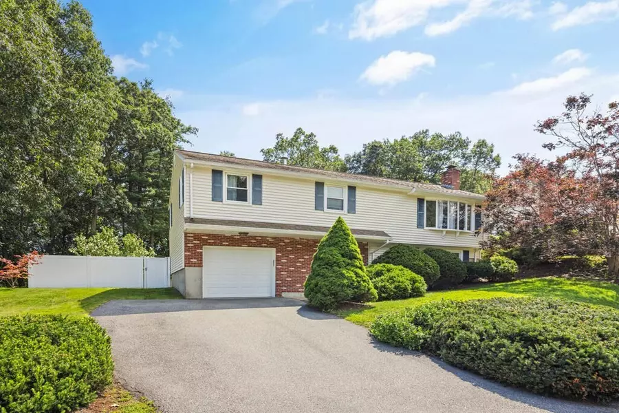 15 Ganley Dr, Burlington, MA 01803