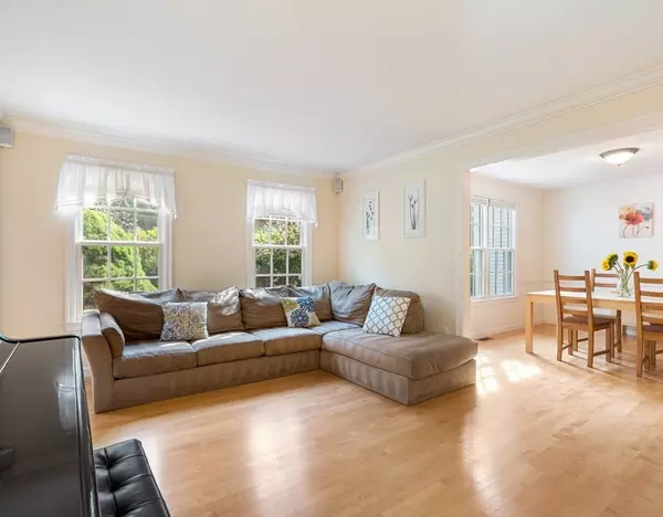 Upton, MA 01568,3 Cross St