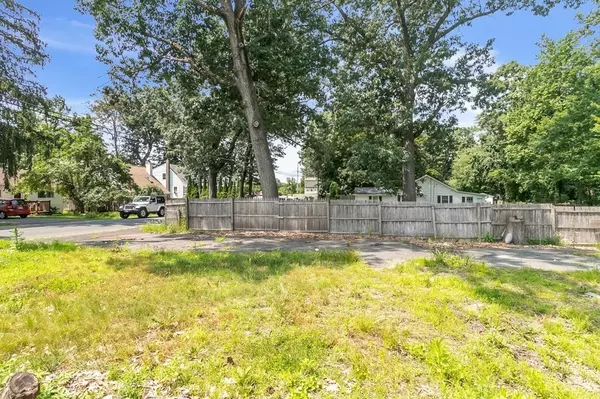 Southwick, MA 01077,9 Wood St