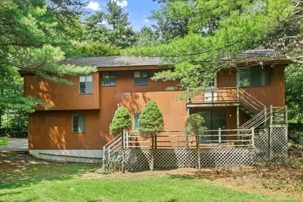 Weston, MA 02493,33 Hobbs Brook Rd