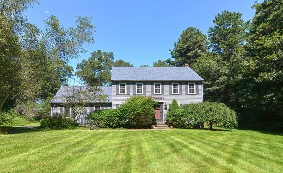 8 King Philip Path, Mendon, MA 01756