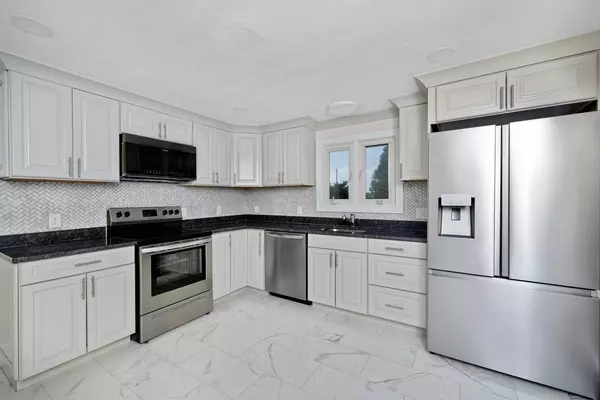 Fall River, MA 02720,3896 N Main Rd