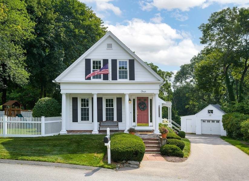 4 Middle Road, Southborough, MA 01772