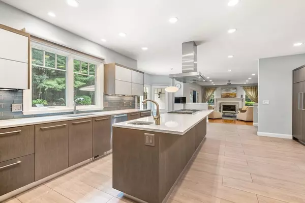 Weston, MA 02493,483 Wellesley Street