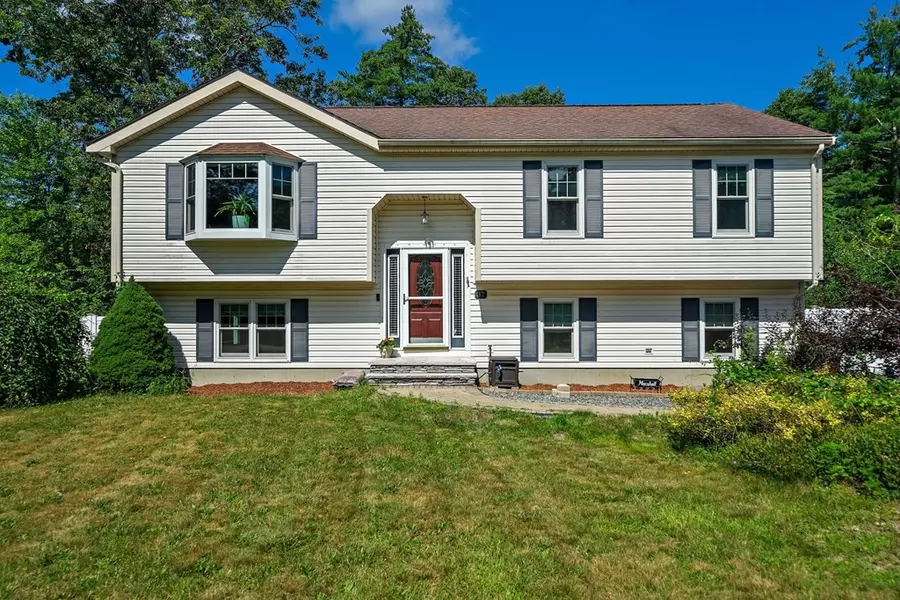 37 Woodlawn St, Middleboro, MA 02346