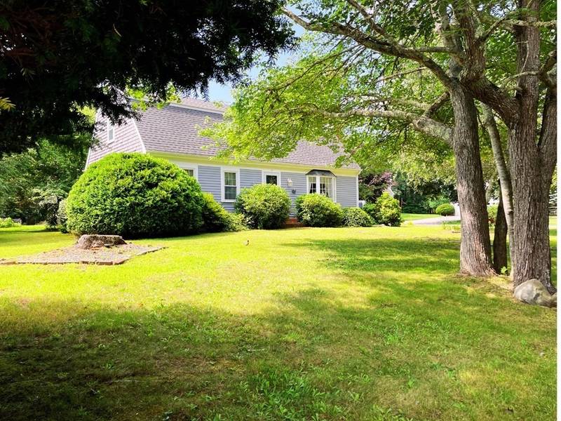 12 Old Mattapoisett Neck Rd, Mattapoisett, MA 02739