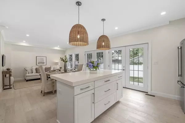 Marblehead, MA 01945,239-241 Humphrey Street #B