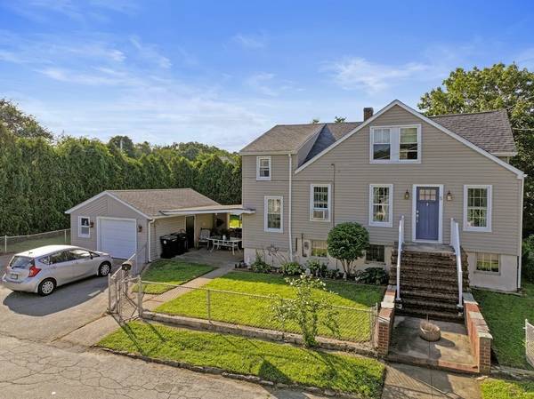 5 Spruce St, Dartmouth, MA 02748